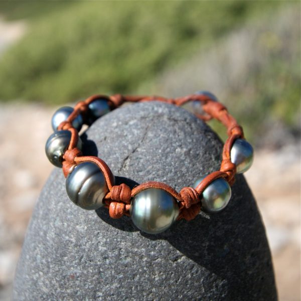 Knotted leather with great Tahitian black pearls, cultured pearl from Tahiti, masculine bracelet, bohemian inspiration, boho, beach jewelry.
