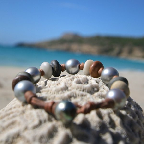 Tahitian round pearls and pebbles strung on leather for a perfect bohochic bracelet, beach summer jewelry, St Barts fashion, seaside coastal